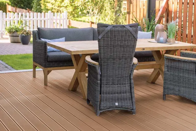 WPC-Terrasse mit Gartenmöbeln